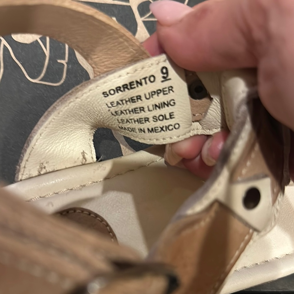 Stylish Freebird Tan and Cream Sorrento Sandals NWT - Picture 5 of 5